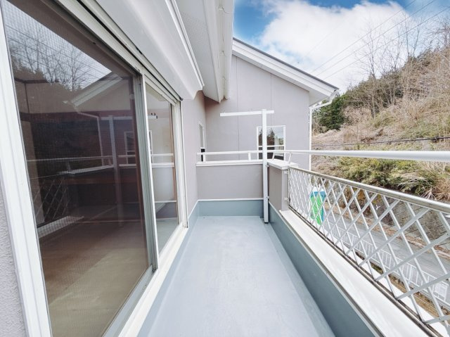 【中古戸建】富岡市相野田1期のバルコニー|■バルコニー｜お布団がたくさん干せますね♪バルコニーから入る日差しは暖かく、爽快な朝の目覚めを促してくれます♪洗濯物やお布団を干して太陽の香りを吸い込んだお布団で夜はおやすみください。
