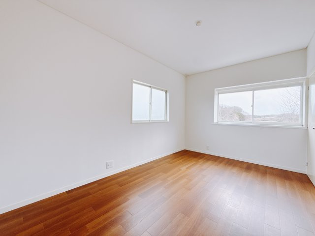 【中古戸建】富岡市相野田1期の洋室|■2階洋室｜ナチュラルカラーの床です。模様替えなどとても楽しく工夫できます♪陽当たり、風通しもとても良いので毎日快適な生活スタートです！子供部屋にも良いですね♪