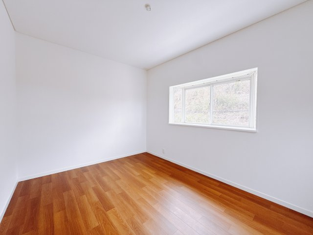【中古戸建】富岡市相野田1期の洋室|■2階洋室｜お子様の一人部屋にピッタリな洋室。木のぬくもりを感じるフローリングは、天然木の味わいが時とともに深みを増していきます。また、傷にも強く、フリーワックスでお手入れもラクラクです♪