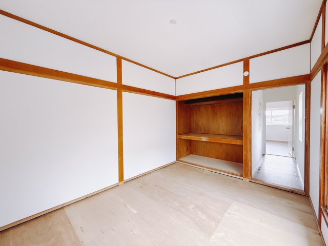 【中古戸建】富岡市相野田1期の和室|■2階和室｜意外と場所をとるアイロンがけや、お洗濯物を畳むときにも広々と使うことができ、ちょっと一休みしたいとき、すぐに横になれるのも魅力です♪