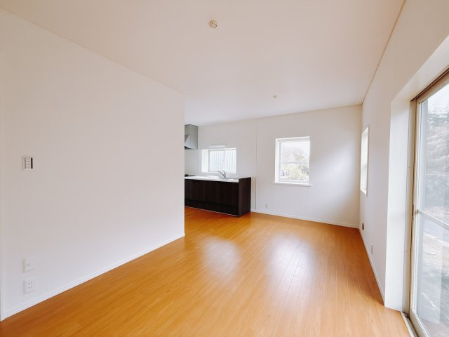 【中古戸建】富岡市相野田1期の居間・リビング|■リビング｜陽当たり良好のリビングダイニング♪賃貸では叶わなかった、お友達とのホームパーティや大音量で映画やテレビを楽しむことができます(*^^*)