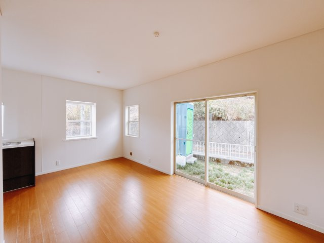 【中古戸建】富岡市相野田1期の居間・リビング|■リビング｜落ち着きのある表情を見せるリビングダイニング。太陽の光がたっぷり差し込むリビングは、自然とご家族が集まる居心地の良い空間です。