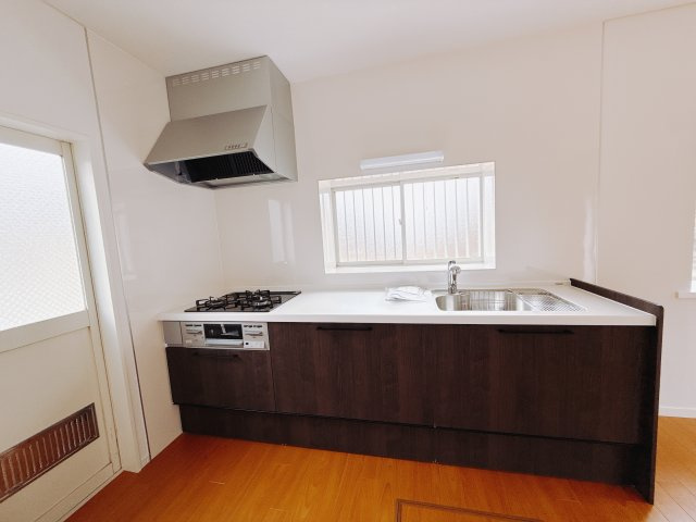 【中古戸建】富岡市相野田1期のキッチン|■キッチン｜ワークトップ下には、圧力鍋やパスタ鍋などのかさばる調理器具もラクラク収納可能なスライド収納！ものが溢れがちなキッチン回りもスッキリきれいに管理ができます♪