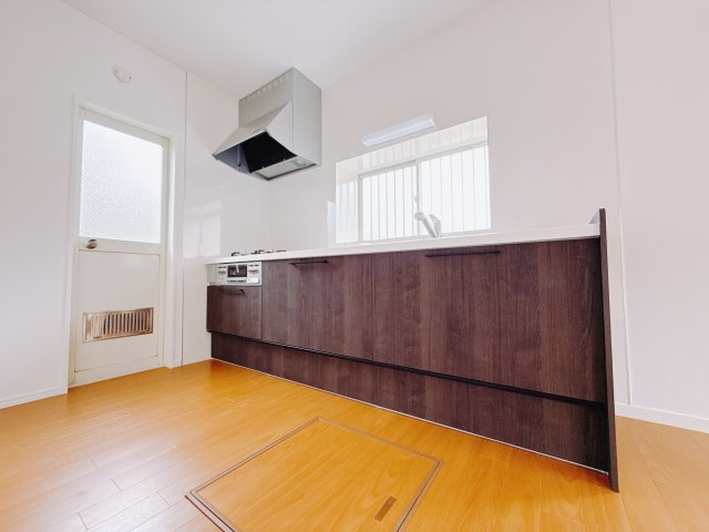 【中古戸建】富岡市相野田1期のキッチン|■キッチン｜ワークトップの幅が広く、お子様といっしょにお料理をつくったり、ちょっとしたパーティーも楽しめます。フラットなのでお掃除がしやすいのもポイントです♪