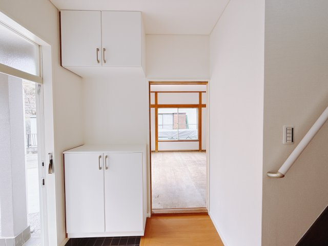 【中古戸建】富岡市相野田1期の玄関|■玄関｜「玄関から、我が家を心地よく。自然の風や光を感じられる気持ちのいい玄関へ。」永く居心地のいい暮らしを演出する快適性能と安心を両立させたドアを採用しました！