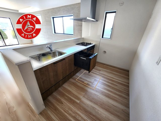 福津市若木台1丁目第2-2棟（1号棟）のキッチン|ダイニングテーブルへの配膳がラクラク、お料理はかどるカウンター付きシステムキッチン！