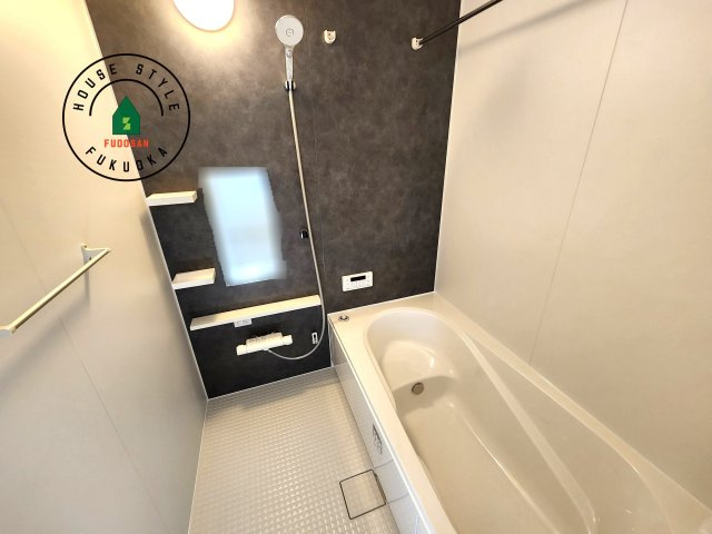 福津市若木台1丁目第2-2棟（2号棟）の浴室|1日の疲れを癒してくれる広々バスルーム。雨の日のお洗濯にも大活躍な浴室乾燥機付です！