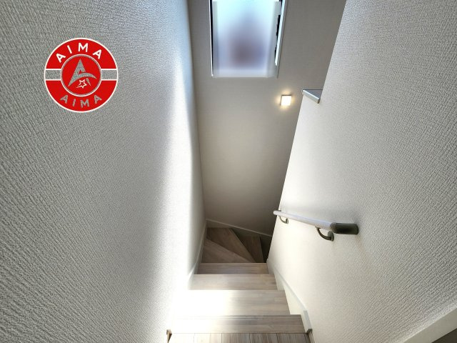 福津市若木台1丁目第2-2棟（2号棟）の内装|＜手すり付階段＞手すりがないと階段の昇り降りで危険なことはもちろん、壁に手をつきながら歩くことで壁紙が汚れやすくなります。すべての方に快適に昇り降りしていただくため、手すりを設置しました。