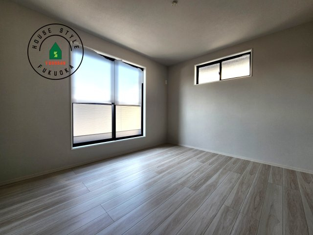 福津市若木台1丁目第2-2棟（2号棟）の寝室|主寝室には収納力に優れたクローゼットがありますので、お部屋もすっきり片付きます。