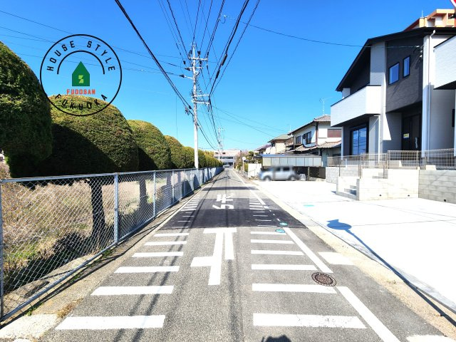 福津市若木台1丁目第2-2棟（2号棟）の前面道路含む現地写真|前面道路です。