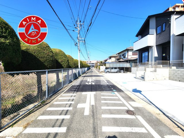 福津市若木台1丁目第2-2棟（2号棟）の前面道路含む現地写真|前面道路です。
