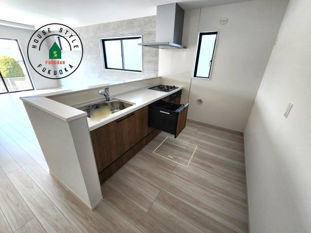 福津市若木台1丁目第2-2棟（2号棟）のキッチン|ダイニングテーブルへの配膳がラクラク、お料理はかどるカウンター付きシステムキッチン！