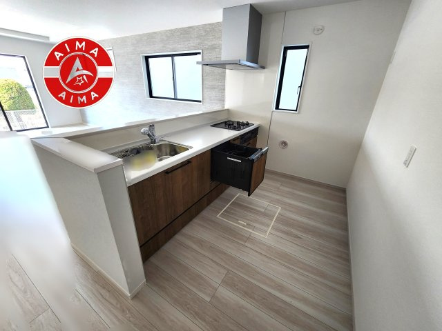 福津市若木台1丁目第2-2棟（2号棟）のキッチン|ダイニングテーブルへの配膳がラクラク、お料理はかどるカウンター付きシステムキッチン！