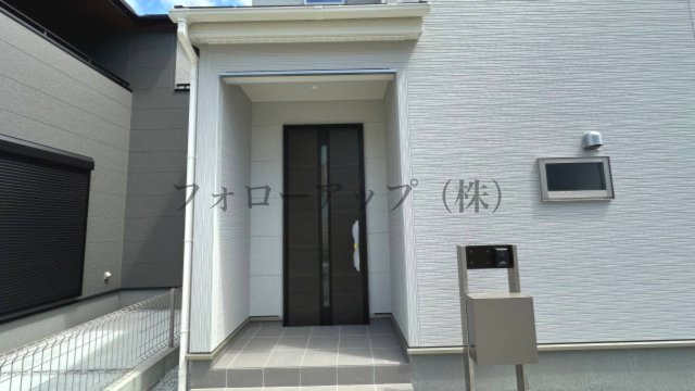 泉佐野市鶴原８期2号棟のエントランス