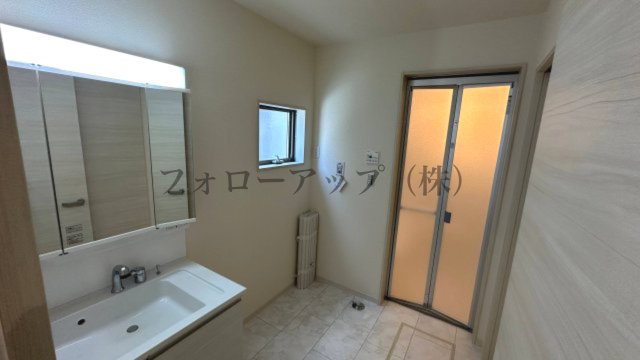 泉佐野市鶴原８期2号棟の独立洗面台|独立洗面台あり、毎朝おしゃれに忙しい女性の方におすすめです