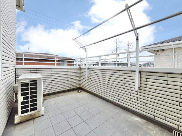 【中古戸建】邑楽郡大泉町大字寄木戸のバルコニー|■バルコニー｜空が見える広々としたバルコニー♪家族で星空観賞ができて夜が楽しみになりますね☆