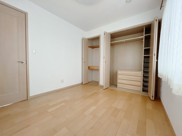 【中古戸建】邑楽郡大泉町大字寄木戸の洋室|■2階洋室｜お子様の一人部屋にピッタリな洋室。木のぬくもりを感じるフローリングは、天然木の味わいが時とともに深みを増していきます。また、傷にも強く、フリーワックスでお手入れもラクラクです♪