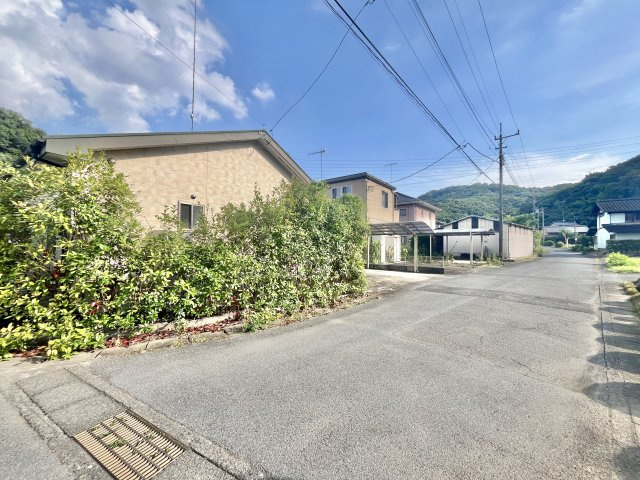 【中古戸建】太田市東今泉町の外観|■外観｜前面道路が広く見渡しが良いので、車の運転が苦手な方でも安心ですね♪