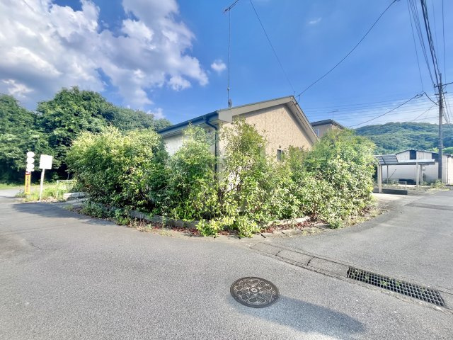 【中古戸建】太田市東今泉町の外観|■外観｜角地のため開放的で見渡しが良いです。車の出入りの際も安全確認バッチリ！