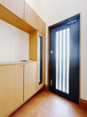 【中古戸建】太田市新田木崎町1期の玄関|■玄関｜毎日の「いってらっしゃい」や「お帰りなさい」を大切なご家族と過ごす玄関は〈使いやすさ〉を追求しております。玄関横の物入は急な来客時でもさっとお片付けできるスペースを確保しています。