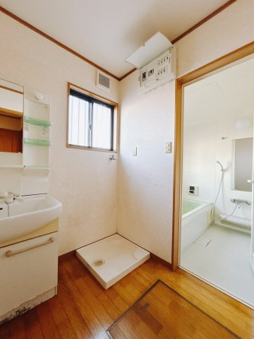 【中古戸建】太田市新田木崎町1期の独立洗面台|■洗面室｜大きな鏡で朝の身支度もラクラク♪毎日の忙しい準備が楽しくなる洗面所です(^^
