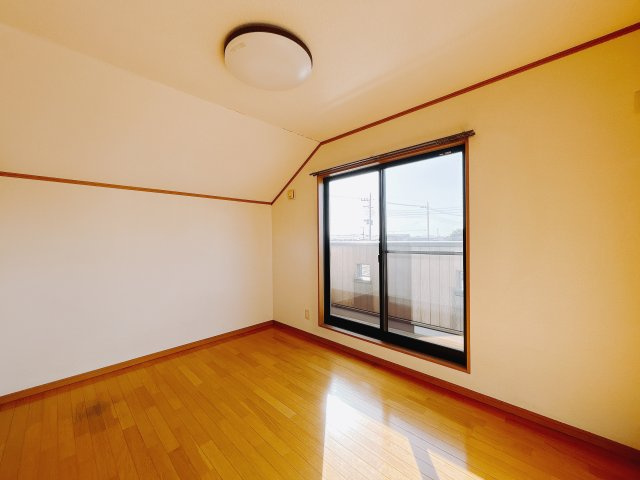 【中古戸建】太田市新田木崎町1期の洋室|■2階洋室｜お子様の一人部屋にピッタリな洋室。木のぬくもりを感じるフローリングは、天然木の味わいが時とともに深みを増していきます。また、傷にも強く、フリーワックスでお手入れもラクラクです♪