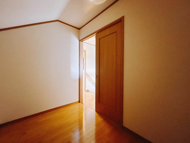 【中古戸建】太田市新田木崎町1期の洋室|■2階洋室｜子供部屋のメリットは「自立心を養うことができる」「自分で整理整頓できるようになる」そして、お子様が成長した際には「プライバシーを確保できる」といい事だらけ♪