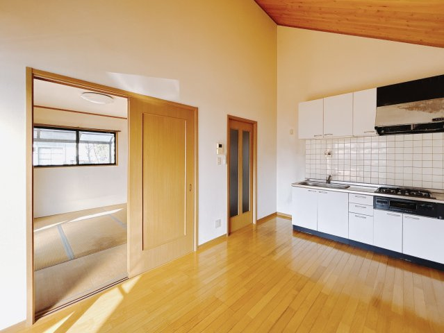 【中古戸建】太田市新田木崎町1期の居間・リビング|■リビング｜落ち着きのある表情を見せるリビングダイニング。太陽の光がたっぷり差し込むリビングは、自然とご家族が集まる居心地の良い空間です。