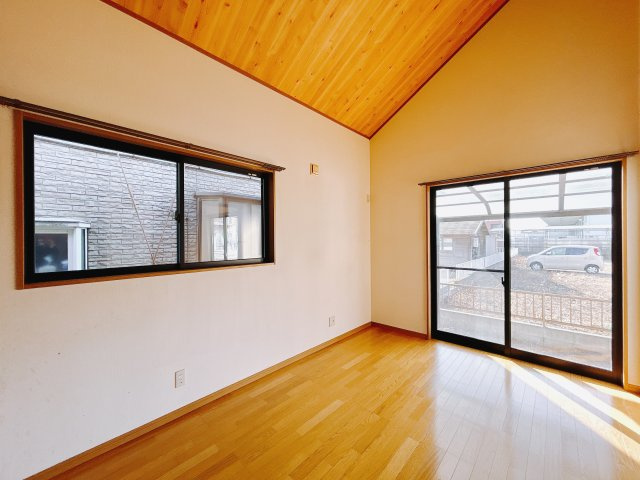 【中古戸建】太田市新田木崎町1期の居間・リビング|■リビング｜窓から射し込む陽射しが縦横に広がり、あたたかな空間を形作ります♪木目のきれいなフローリングとシンプルな壁紙は、一日中家に居ても飽きることなく過ごすことができる素敵な空間です♪