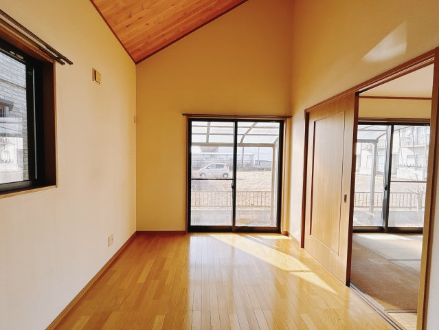 【中古戸建】太田市新田木崎町1期の居間・リビング|■リビング｜大きい窓からあたたかいたっぷりの光が入ります♪開放的な空間で毎日をもっと快適に(*＾＾*)