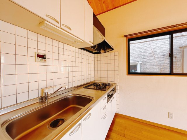 【中古戸建】太田市新田木崎町1期のキッチン|■キッチン｜大きなお鍋や調理用具のも出し入れラクラクな収納がたっぷり！毎日使う場所だからこそ、無理のない姿勢で作業できるのは嬉しいポイントですね(*＾＾*)♪