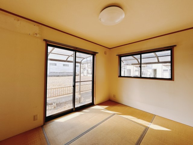 【中古戸建】太田市新田木崎町1期の和室|■1階和室｜リビングと繋がっている和室は、お子様の様子を見守りながらお洗濯物を畳んだり、家事の合間のちょっとした休憩やのんびりお昼寝にも♪セカンドリビングとしてもお使いいただけます。