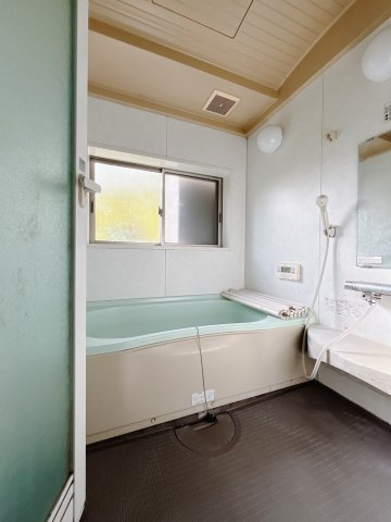 【中古戸建】太田市藪塚町の浴室|■浴室｜デザイン性に優れた浴室♪1日の疲れを癒す、ゆったりとしたバスタイムをぜひお過ごしください(*＾＾*)大きな窓付きで嬉しい♪