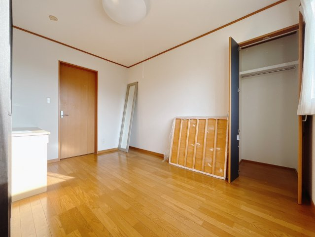 【中古戸建】太田市藪塚町の洋室|■2階洋室｜2階各居室には収納をご用意しています♪常にお部屋を綺麗に保てます！小さなお子様も自然とお片付けができるようになるのでうれしいですよね！