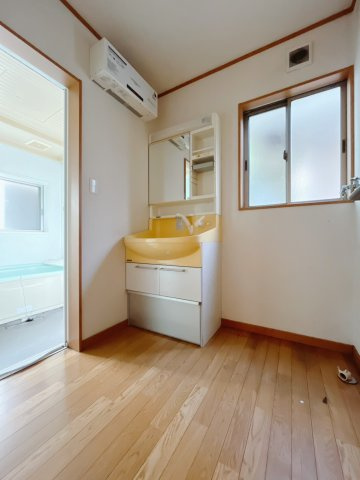 【中古戸建】太田市藪塚町の独立洗面台|■洗面室｜大きな鏡で朝の身支度もラクラク♪毎日の忙しい準備が楽しくなる洗面所です(^^♪