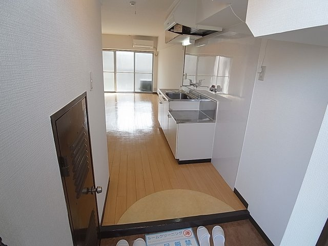 湊川センタービルB棟の玄関|間口の広い玄関スペース