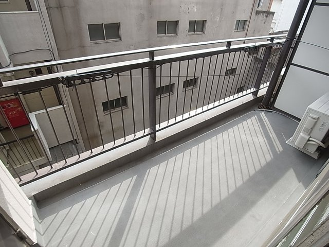 湊川センタービルB棟のバルコニー|日当たり良好のバルコニー