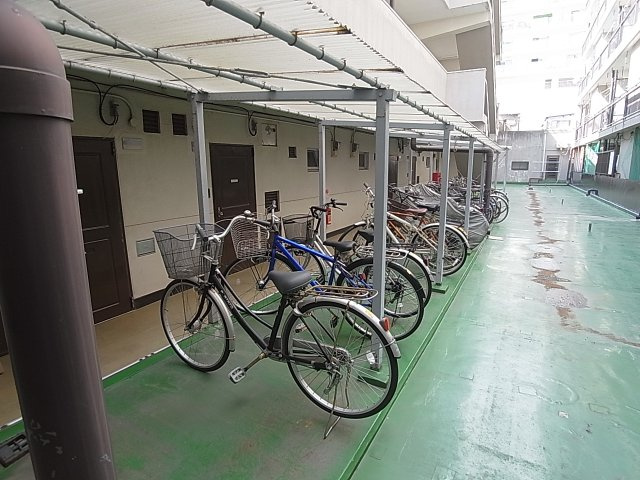 湊川センタービルB棟のその他共用部分|敷地内の屋根付きの駐輪スペース