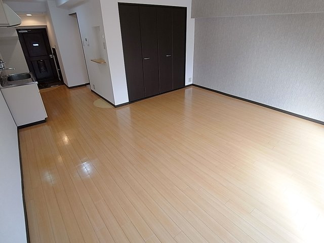 湊川センタービルB棟の居間・リビング|ゆったりした13.5帖の間取りはオススメ