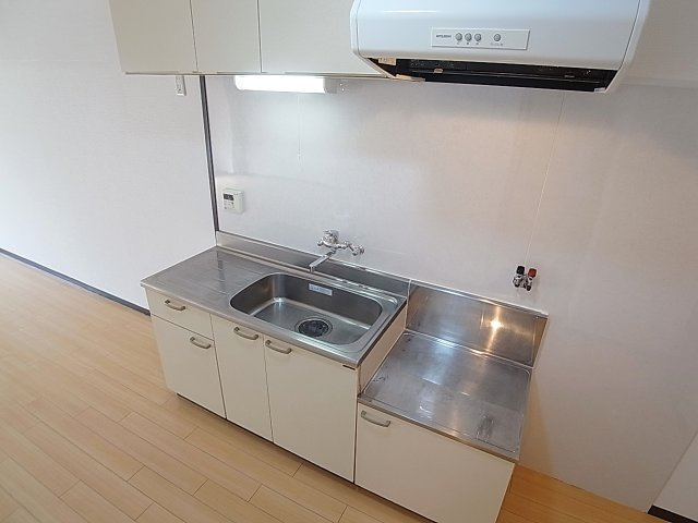 湊川センタービルB棟のキッチン|広めのキッチン、2口コンロ利用が可能です