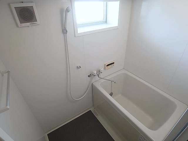 湊川センタービルB棟の浴室|追炊き付きバスルーム、窓付きで換気も良好