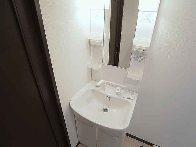 湊川センタービルB棟の洗面所|シャワー付きの独立洗面台