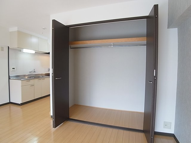 湊川センタービルB棟の収納|クローゼットも広々しています