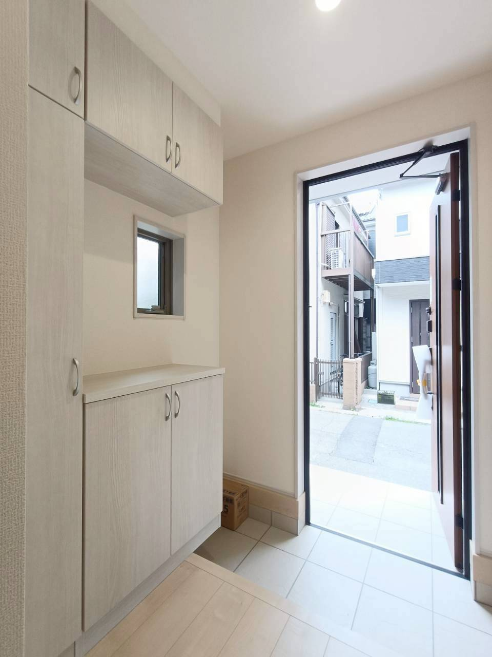 越谷市　東越谷4丁目　新築戸建　全1棟の玄関|施工例です