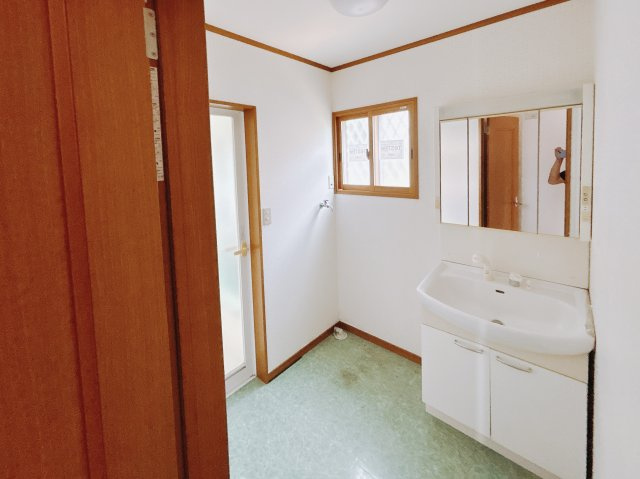 【中古戸建】太田市大原町の独立洗面台|■洗面室｜三面鏡の洗面台は鏡の裏が収納ポケットになっているので、ヘアケア用品や歯ブラシなどでごちゃつきがちな洗面台周りがスッキリ片付きます。　