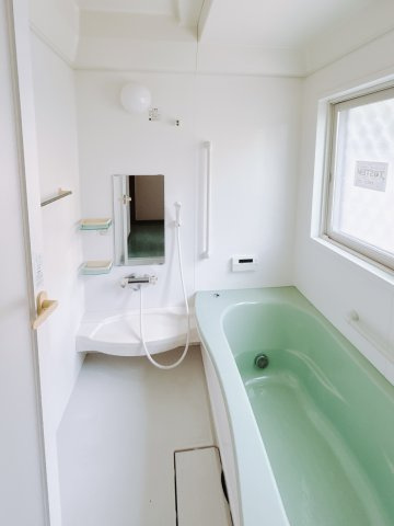 【中古戸建】太田市大原町の浴室|■浴室｜足を伸ばして方まで肩までゆっくりと浸かることができるお風呂。疲れた体が癒されますね♪