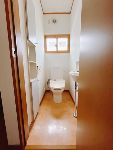 【中古戸建】太田市大原町のトイレ|■トイレ｜1階と2階にトイレがございます♪壁には小物を置けるスペースがあるのでトイレットペーパーのストックを置いておくのにも便利です♪写真などを飾ってもおしゃれですね♪