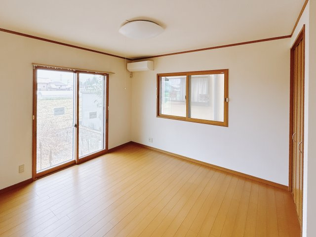 【中古戸建】太田市大原町の洋室|「今日も一日お疲れ様」とご夫婦でゆったりくつろげる寝室。毎日の家事やお仕事に疲れた日はフカフカのベットで癒されてください。テレビや本棚をおいても快適な広さなのが自慢のお部屋です♪