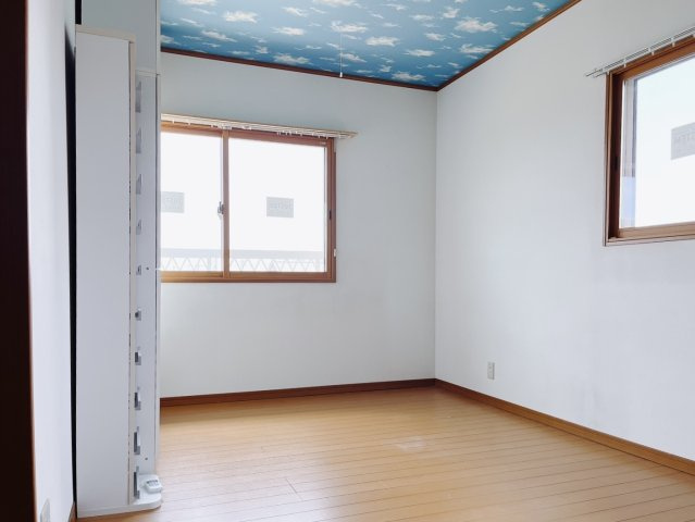 【中古戸建】太田市大原町の洋室|■2階洋室｜ママ友が来ても子供達には子供部屋で遊んでいてもらうことができます。ママ達はリビングで楽しくおしゃべりに華を咲かせながら気兼ねなく盛り上がれます♪
