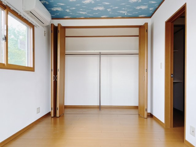 【中古戸建】太田市大原町の洋室|■2階洋室｜片付けに便利なクローゼット♪扉がついているので、お友達が来た時や見られたくない私物などをしまえます。広さも充分ですので使い勝手が良いクローゼットです。